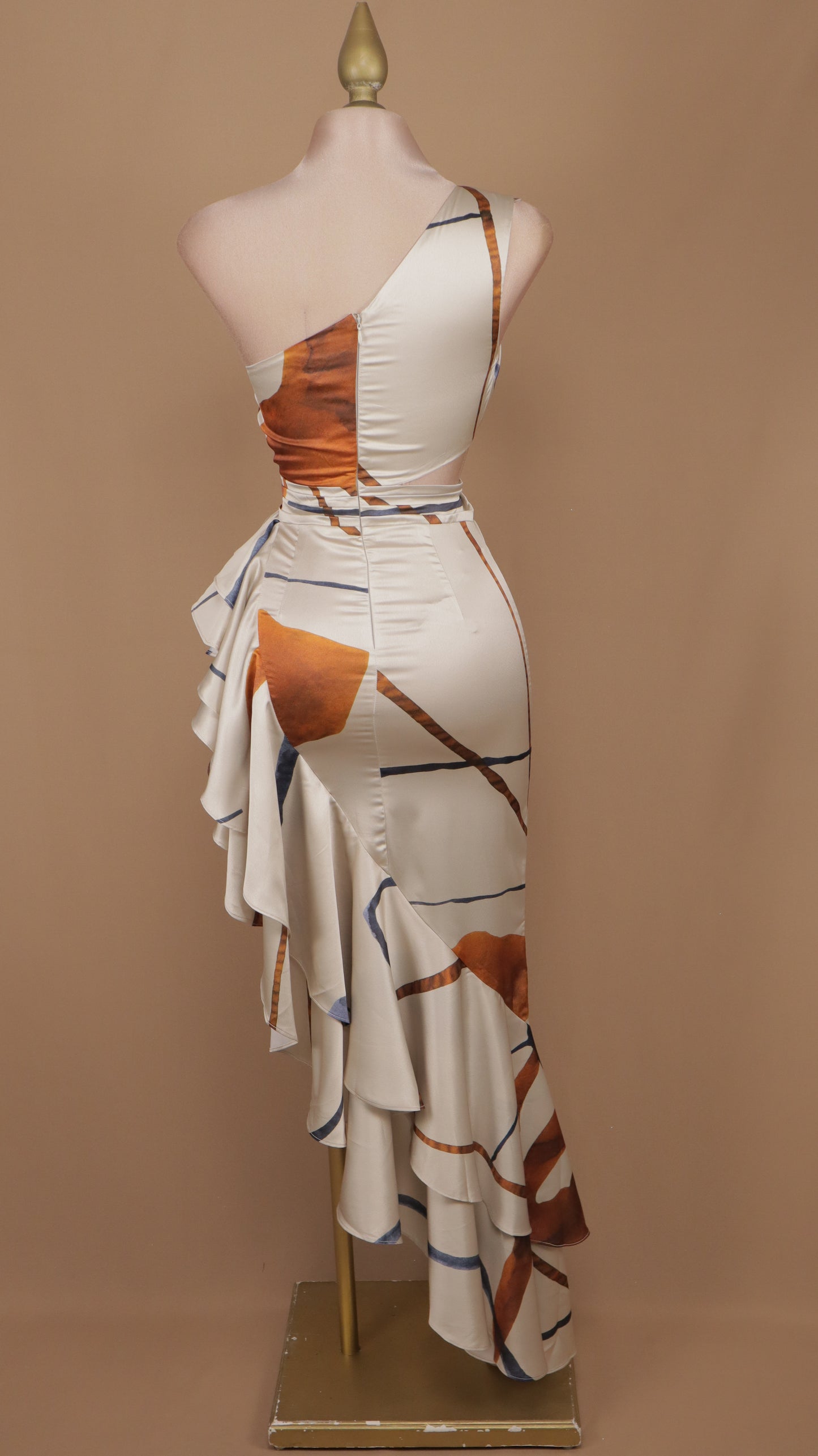 Vestido largo asimétrico con olan en falda