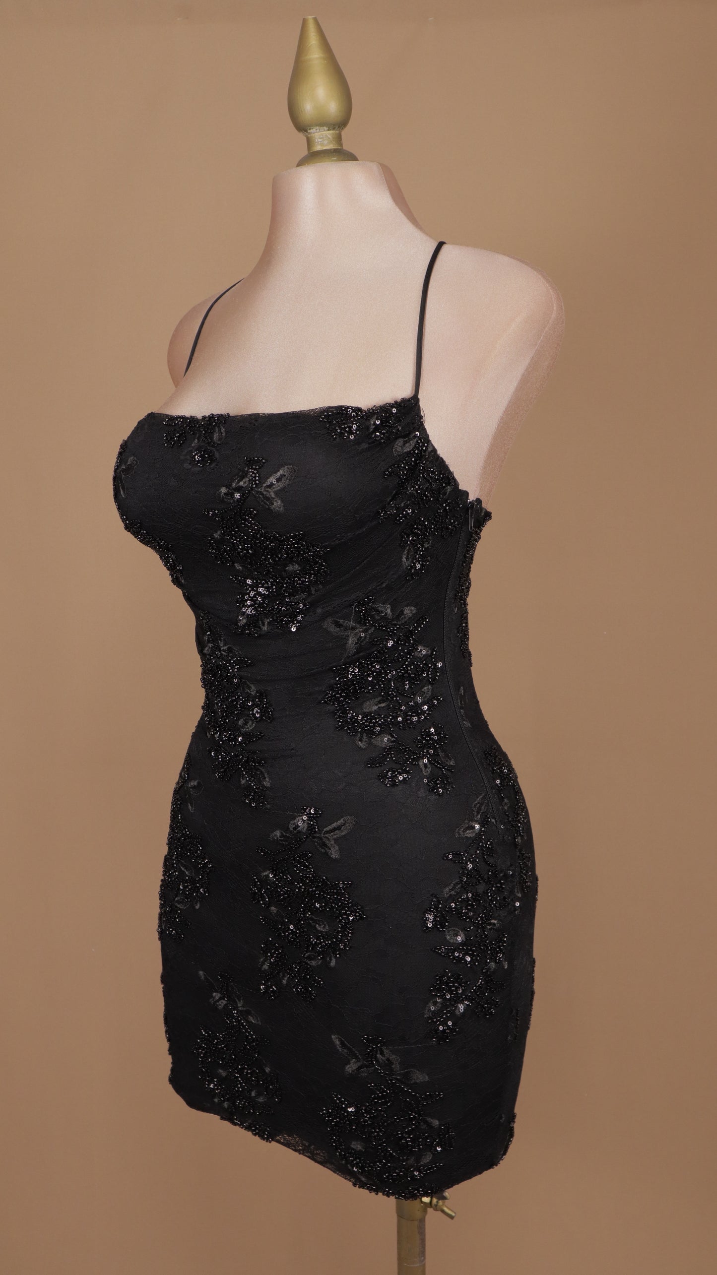 Vestido corto con aplicacion y encaje