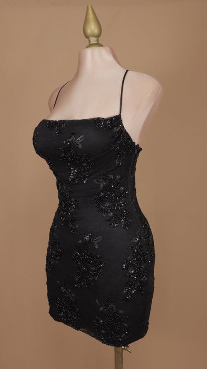 Vestido corto con aplicacion y encaje