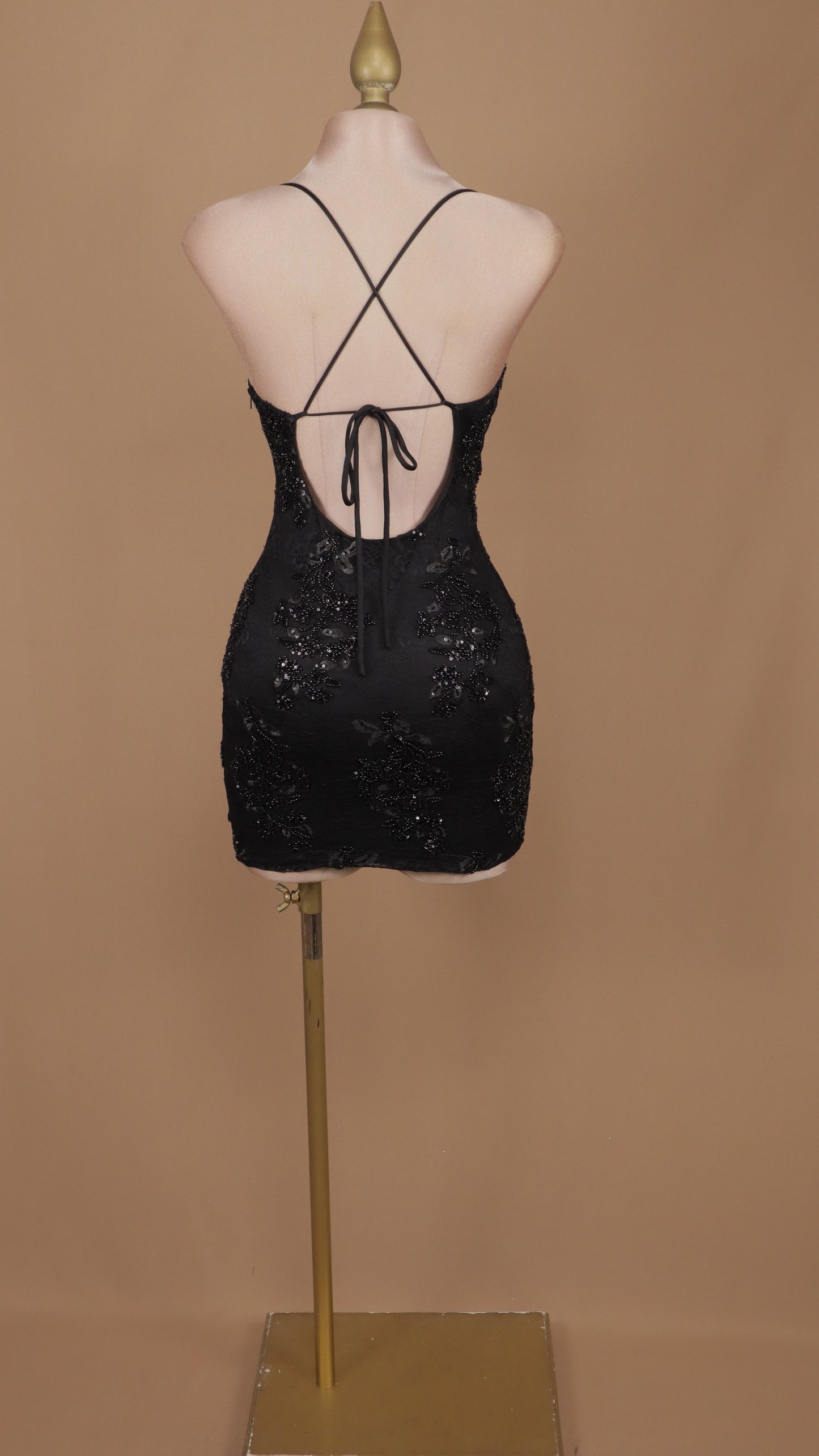 Vestido corto con aplicacion y encaje