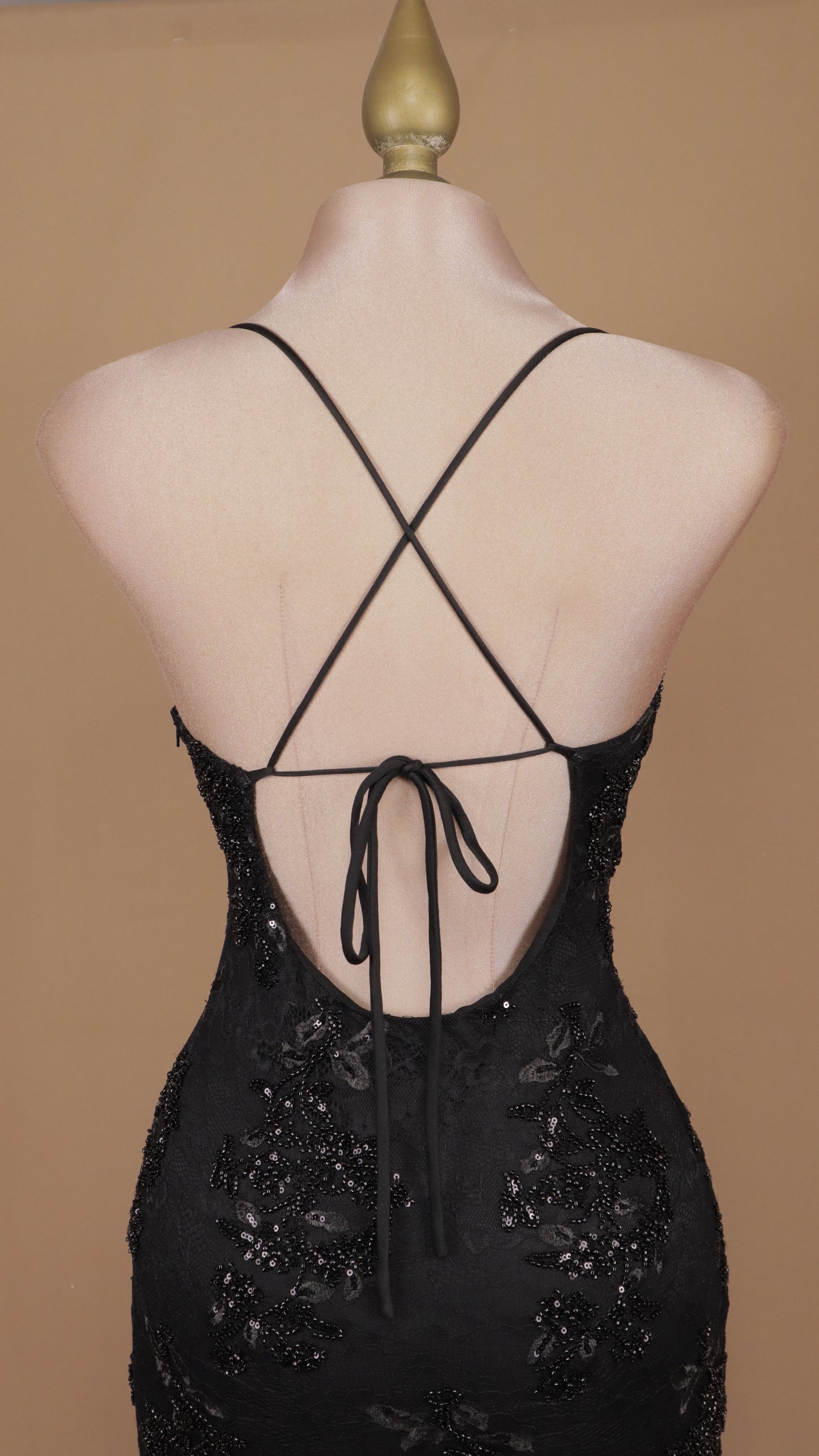 Vestido corto con aplicacion y encaje