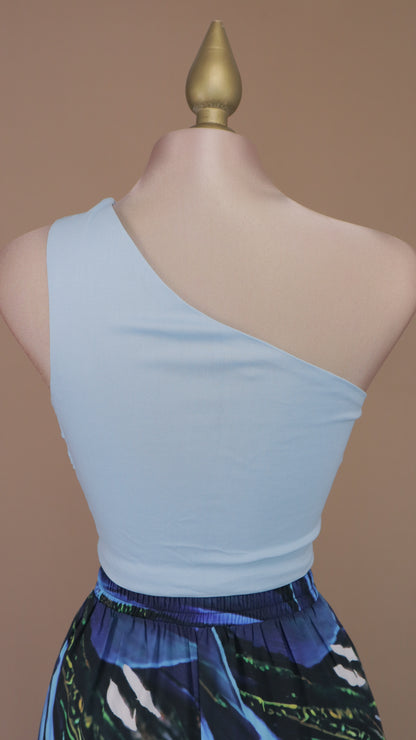 BLUSA CORTA CON ESCOTE ASIMETRICO