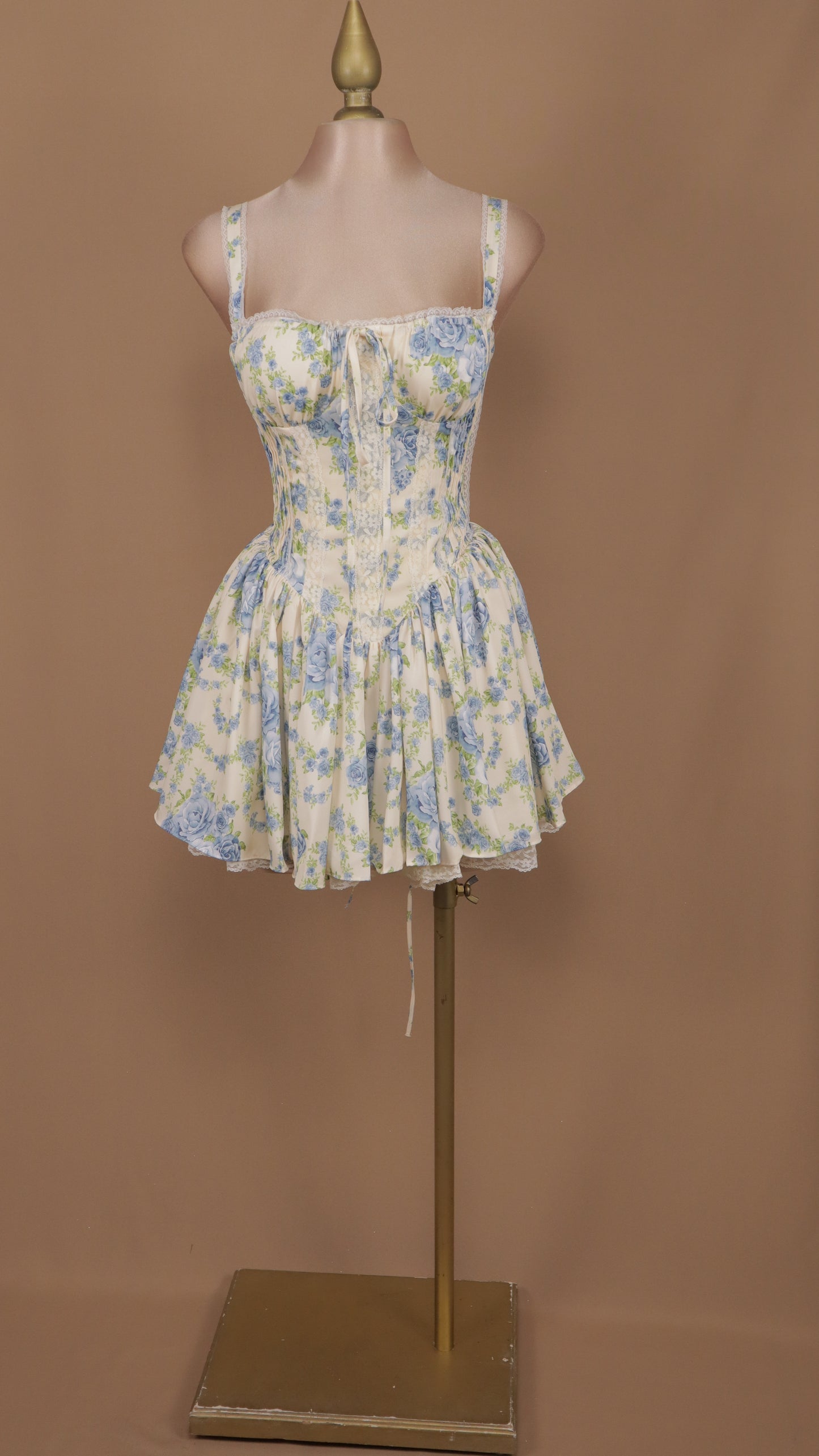 Vestido corto estampado con corset