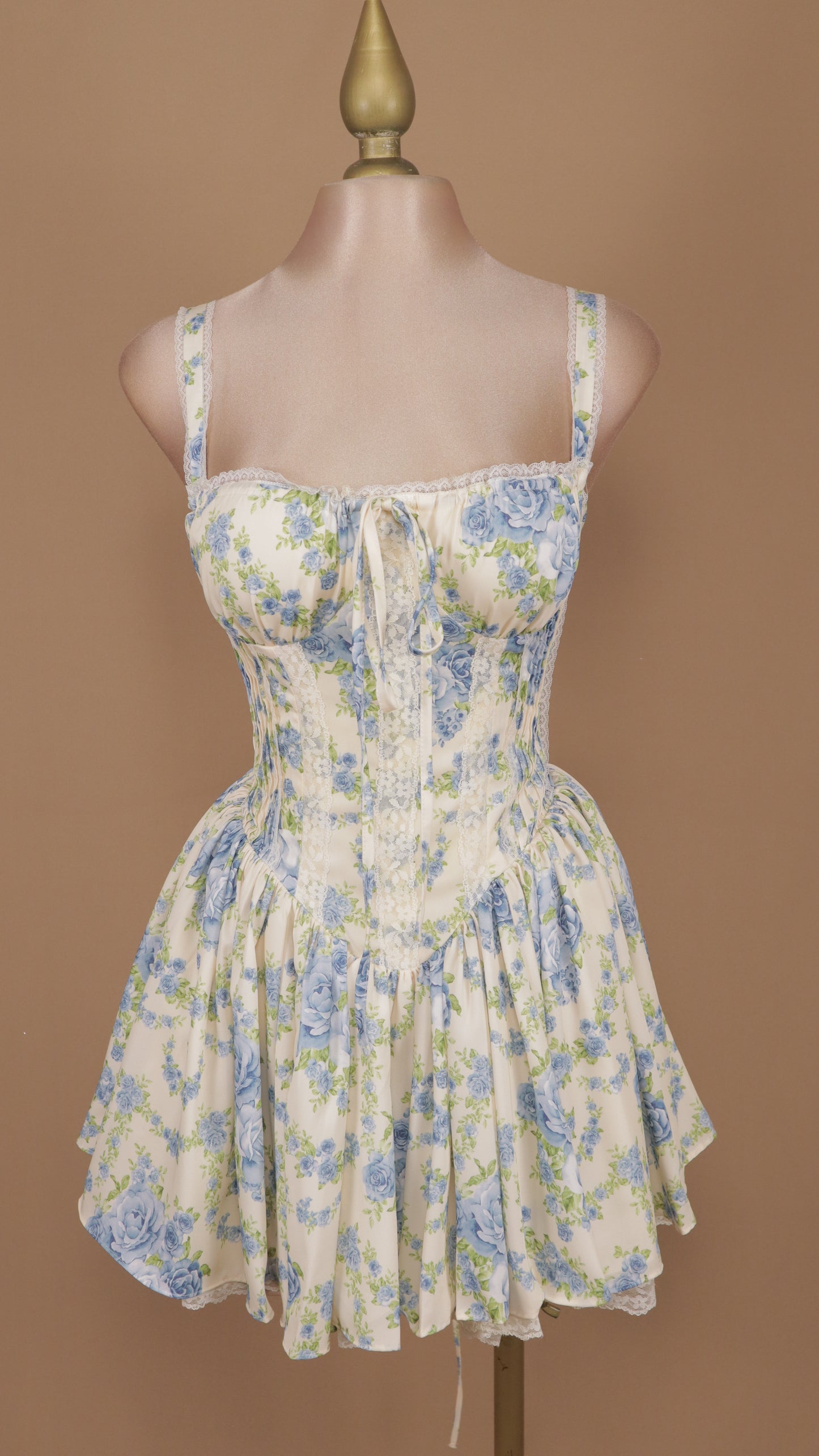 Vestido corto estampado con corset