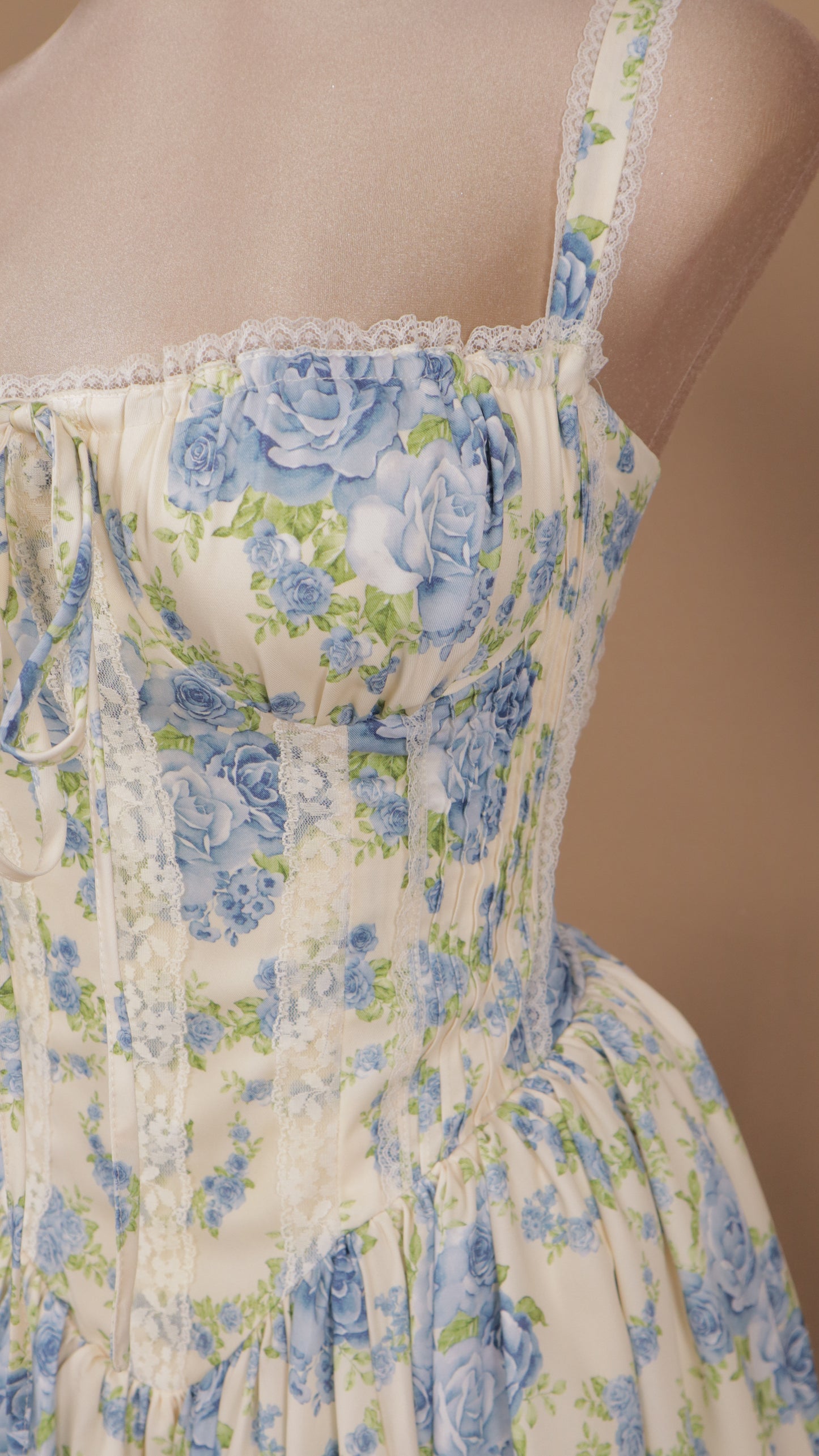 Vestido corto estampado con corset