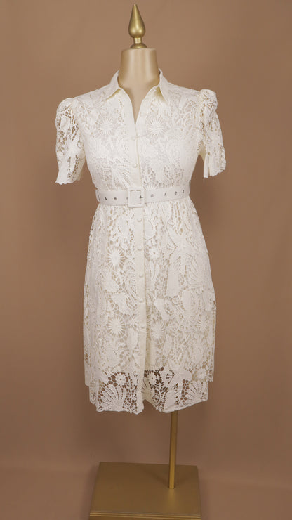 Vestido corto plus size con cinto y encaje