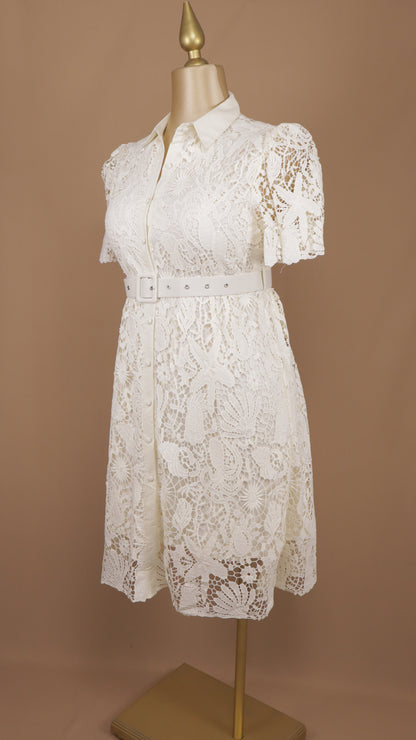 Vestido corto plus size con cinto y encaje