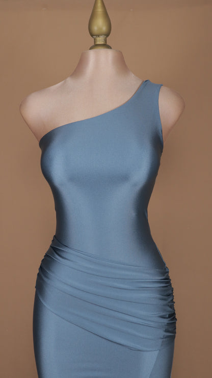 Vestido asimetrico de licra con escote en la espalda