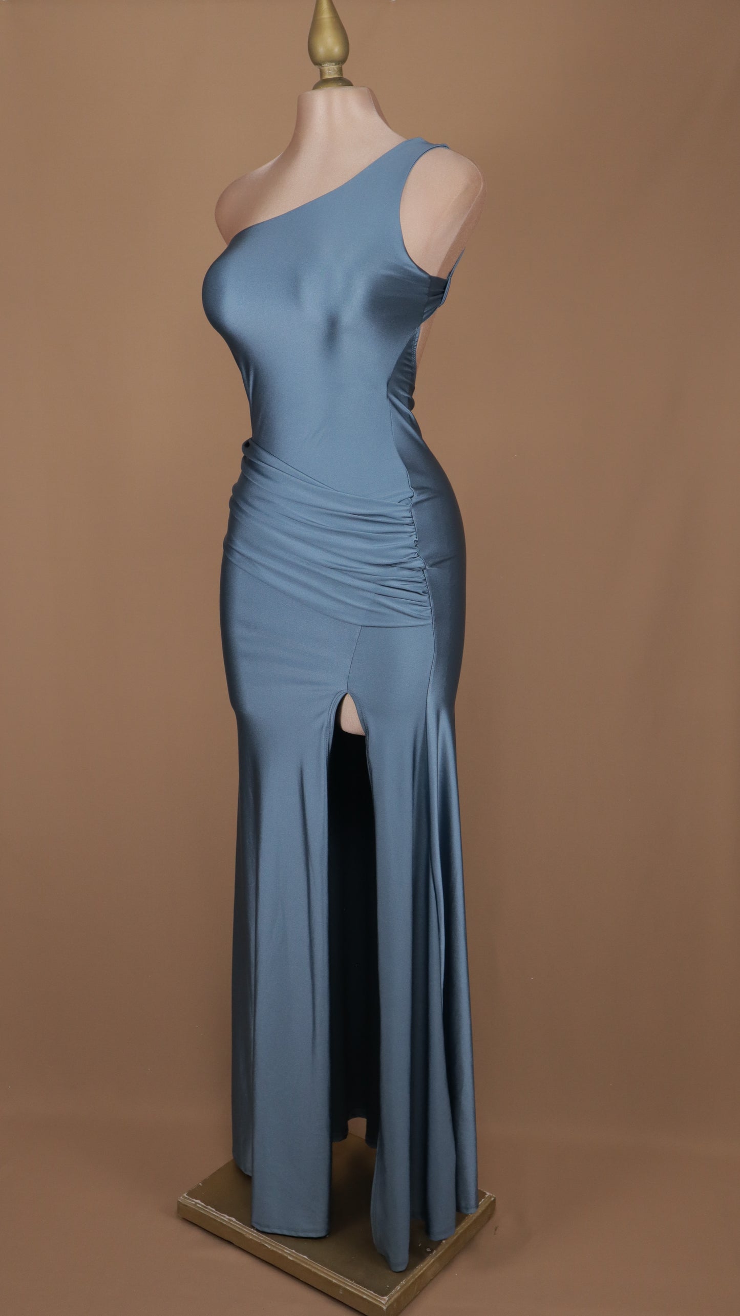 Vestido asimetrico de licra con escote en la espalda