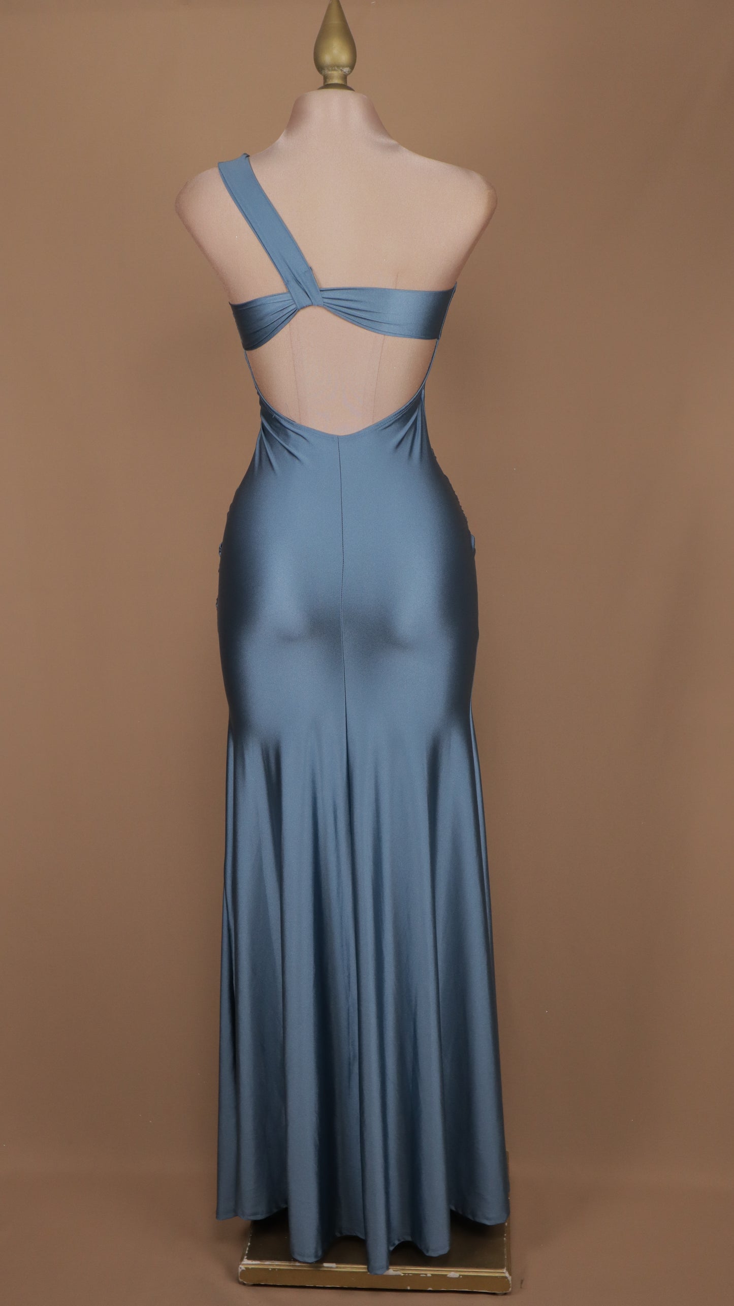 Vestido asimetrico de licra con escote en la espalda