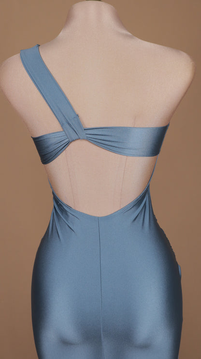 Vestido asimetrico de licra con escote en la espalda