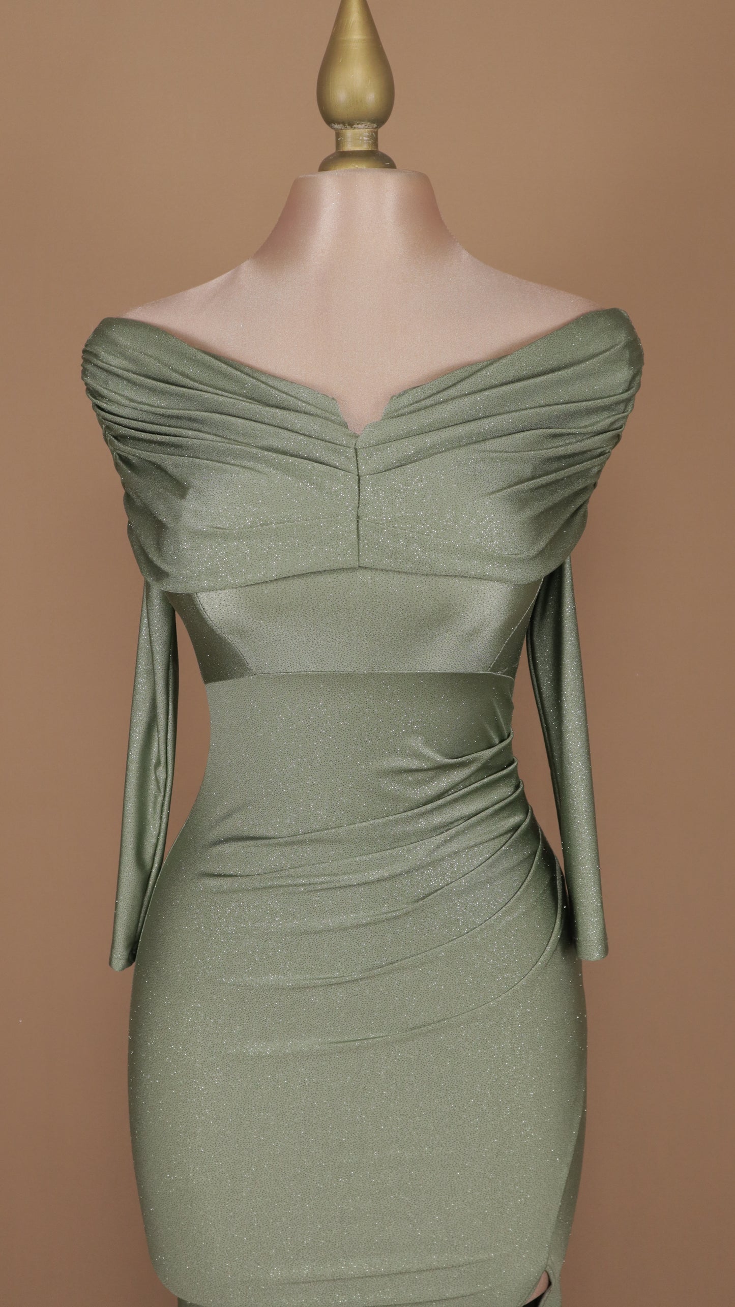 Vestido largo manga larga con escote al hombro