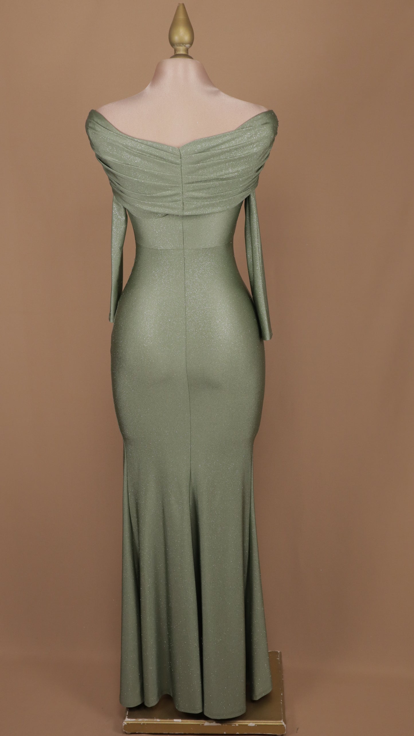 Vestido largo manga larga con escote al hombro