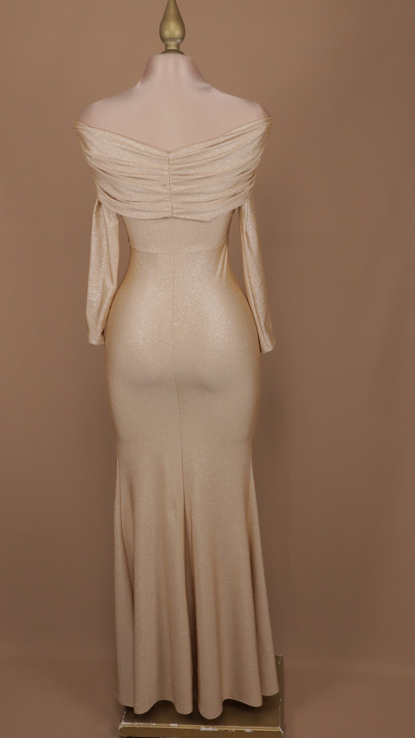 Vestido largo manga larga con escote al hombro