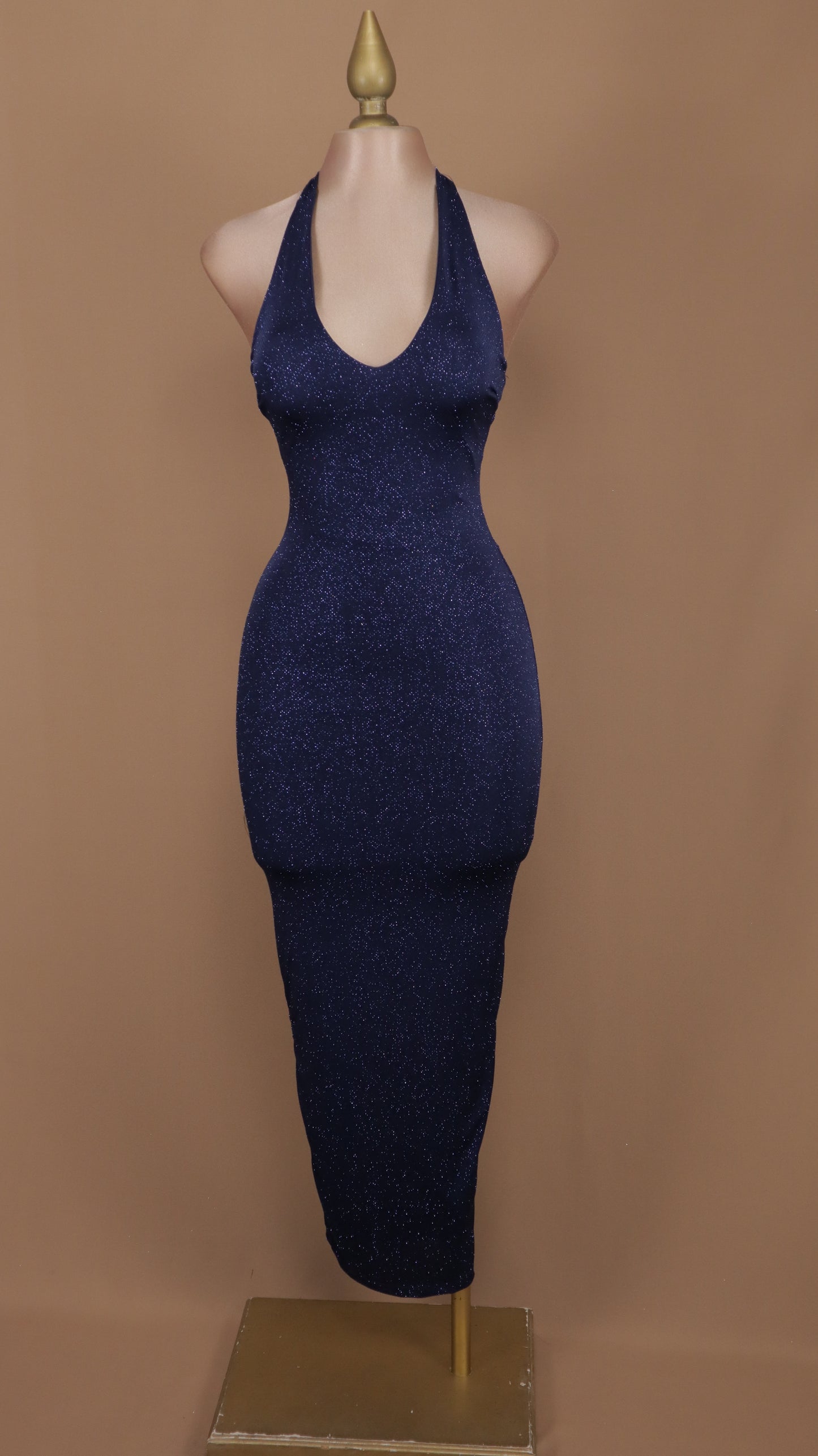 Vestido largo cuello halter con brillos