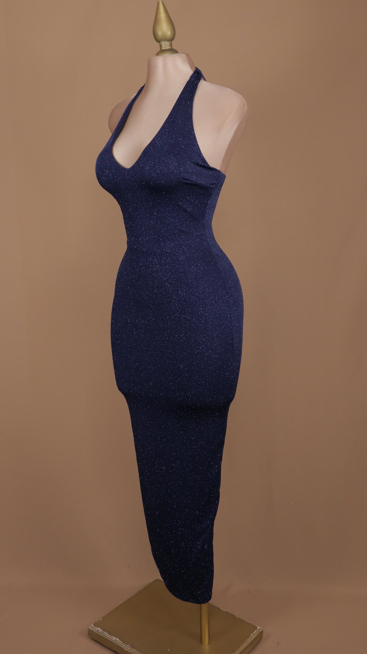 Vestido largo cuello halter con brillos
