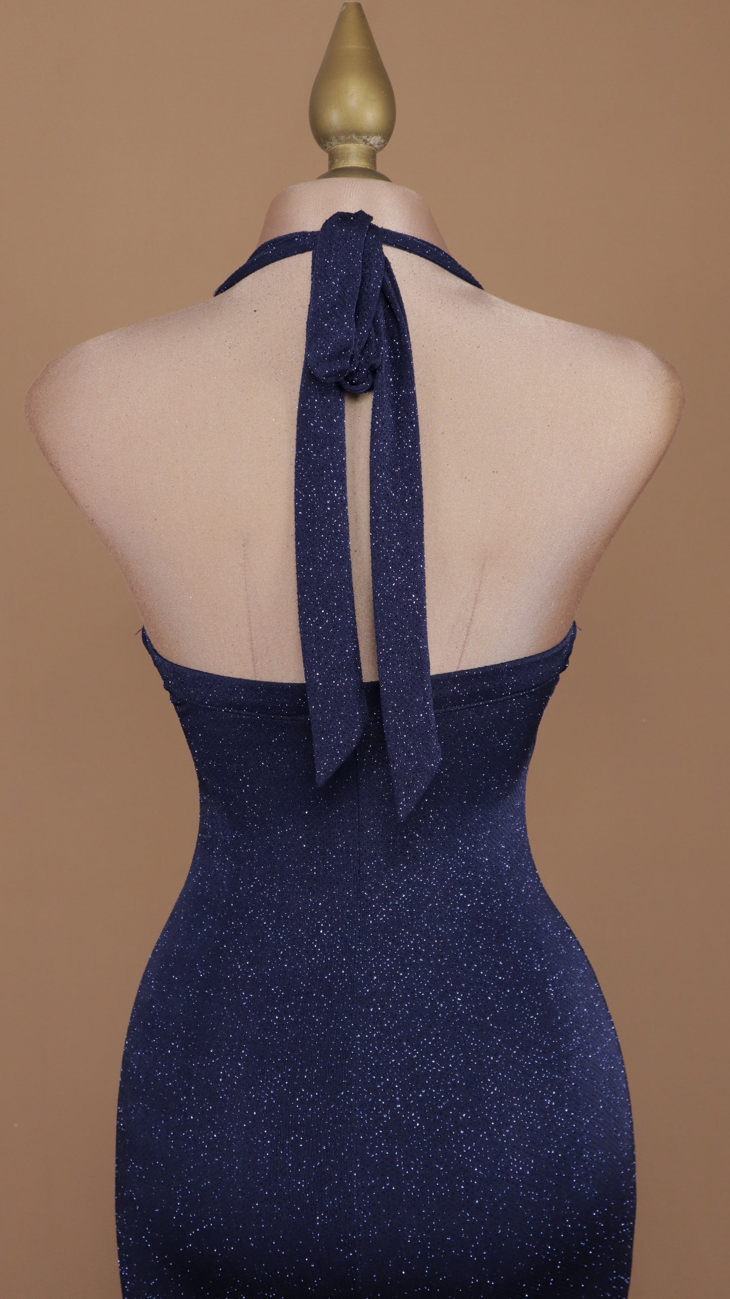 Vestido largo cuello halter con brillos