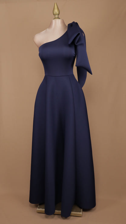 Vestido largo escote asimétrico con moño y linea A