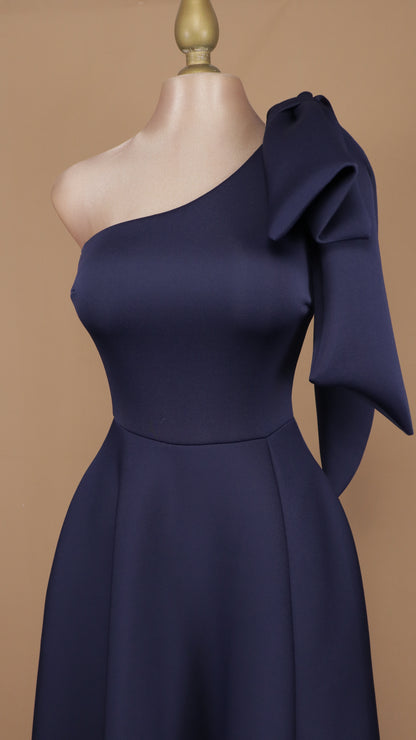 Vestido largo escote asimétrico con moño y linea A