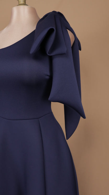 Vestido largo escote asimétrico con moño y linea A