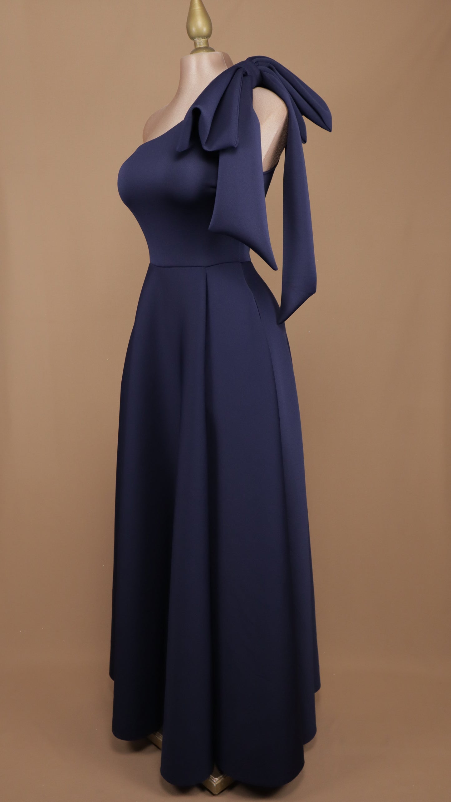 Vestido largo escote asimétrico con moño y linea A