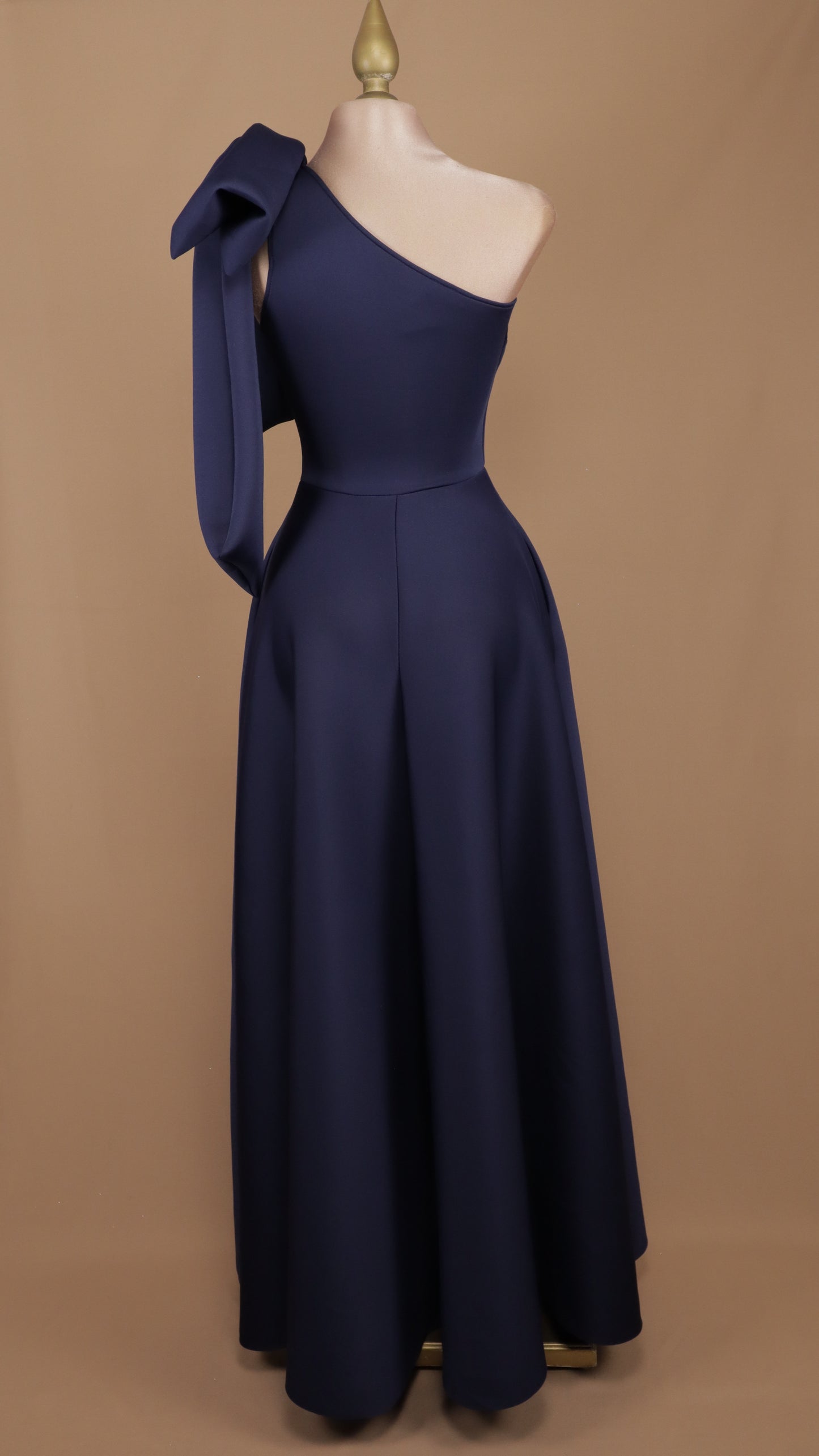 Vestido largo escote asimétrico con moño y linea A