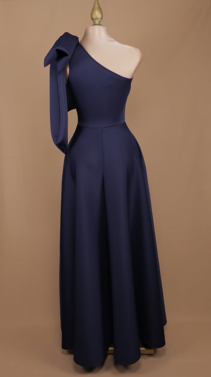 Vestido largo escote asimétrico con moño y linea A