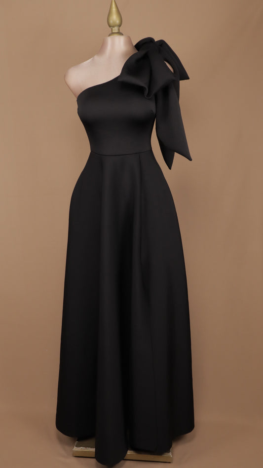 Vestido largo escote asimétrico con moño y linea A