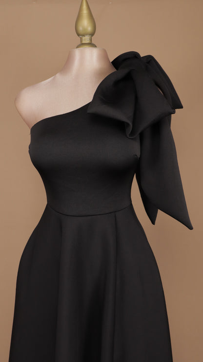 Vestido largo escote asimétrico con moño y linea A