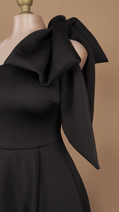Vestido largo escote asimétrico con moño y linea A