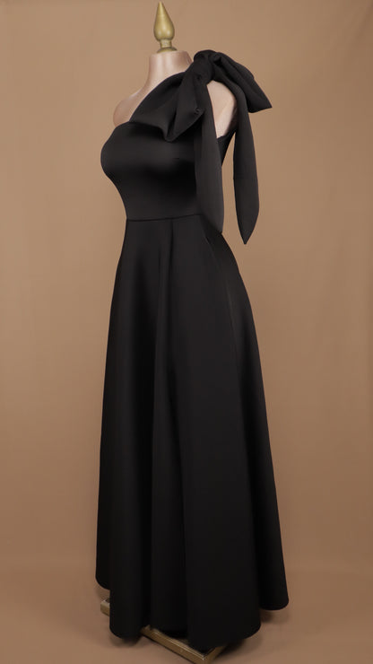 Vestido largo escote asimétrico con moño y linea A