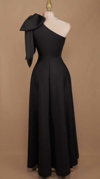 Vestido largo escote asimétrico con moño y linea A