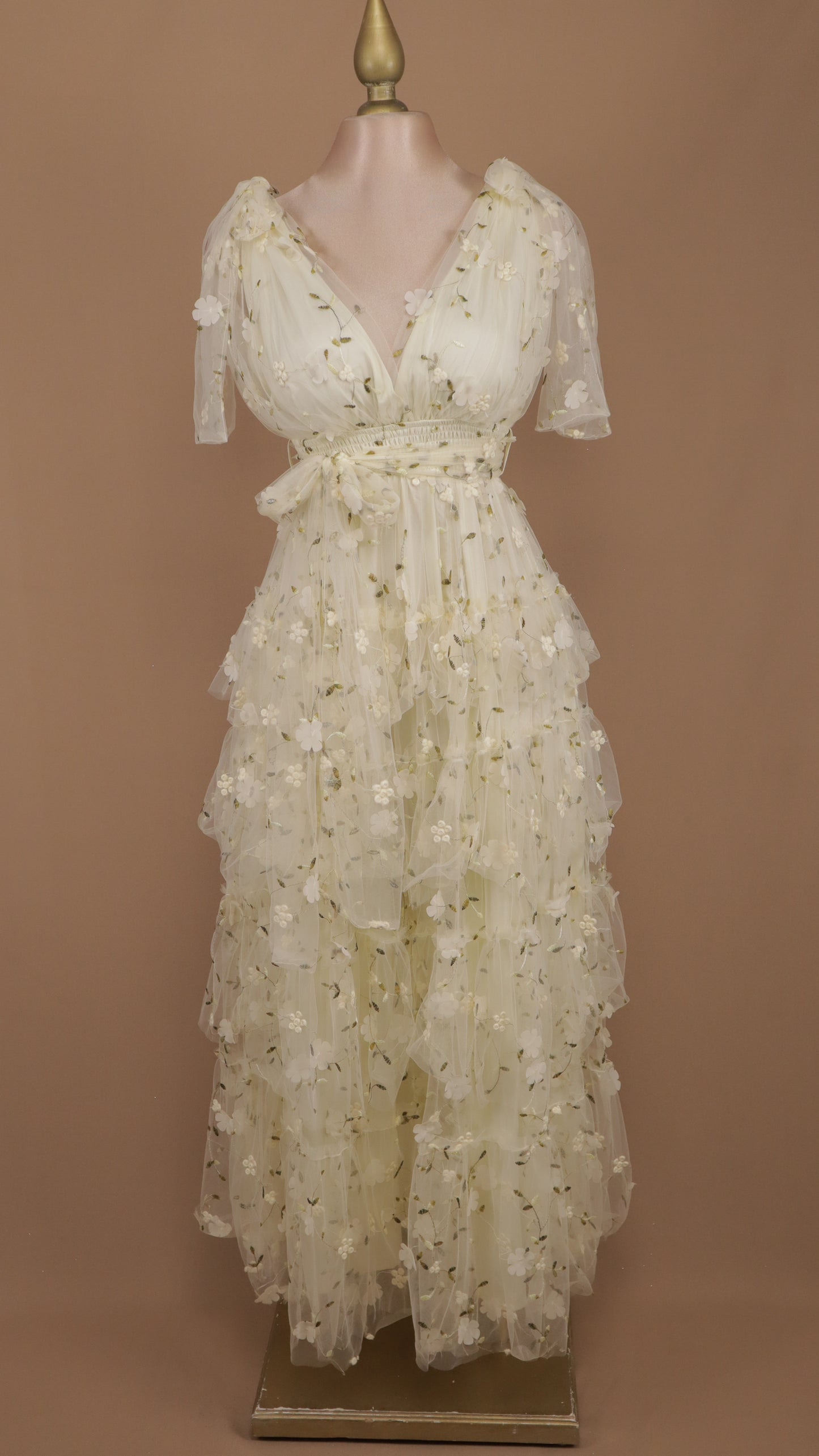 Vestido largo con olanes y bordado en tul
