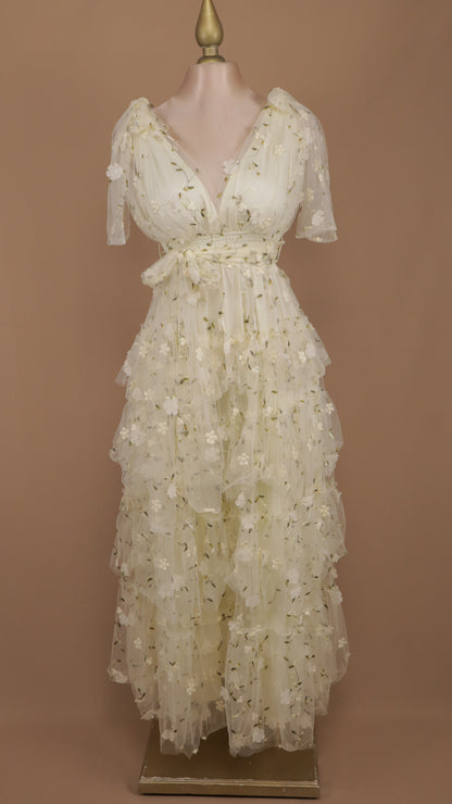 Vestido largo con olanes y bordado en tul