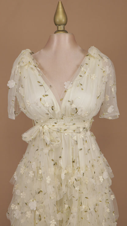 Vestido largo con olanes y bordado en tul