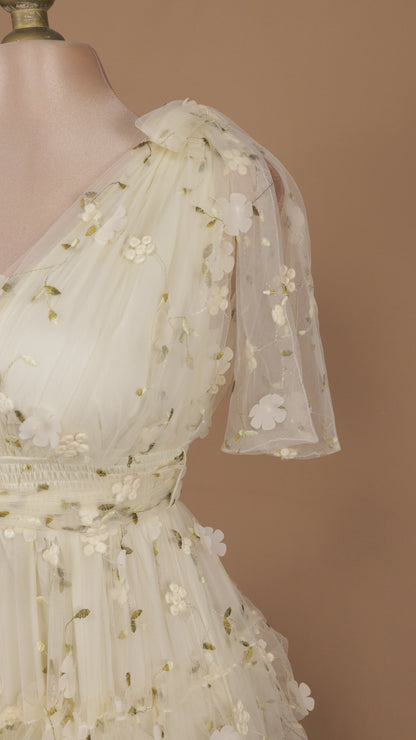 Vestido largo con olanes y bordado en tul