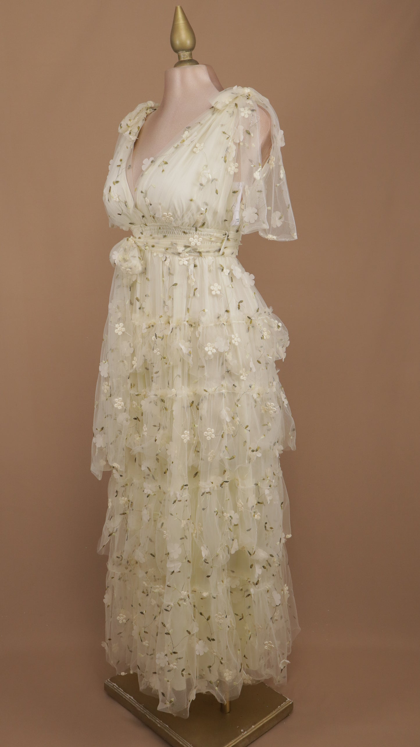 Vestido largo con olanes y bordado en tul