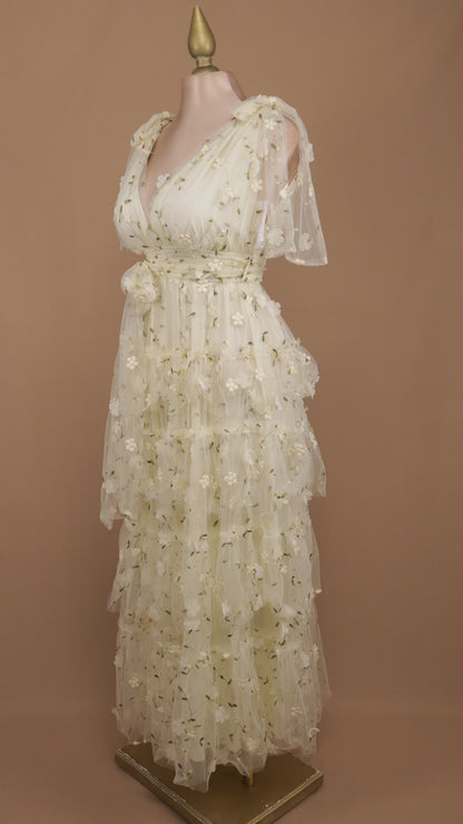 Vestido largo con olanes y bordado en tul