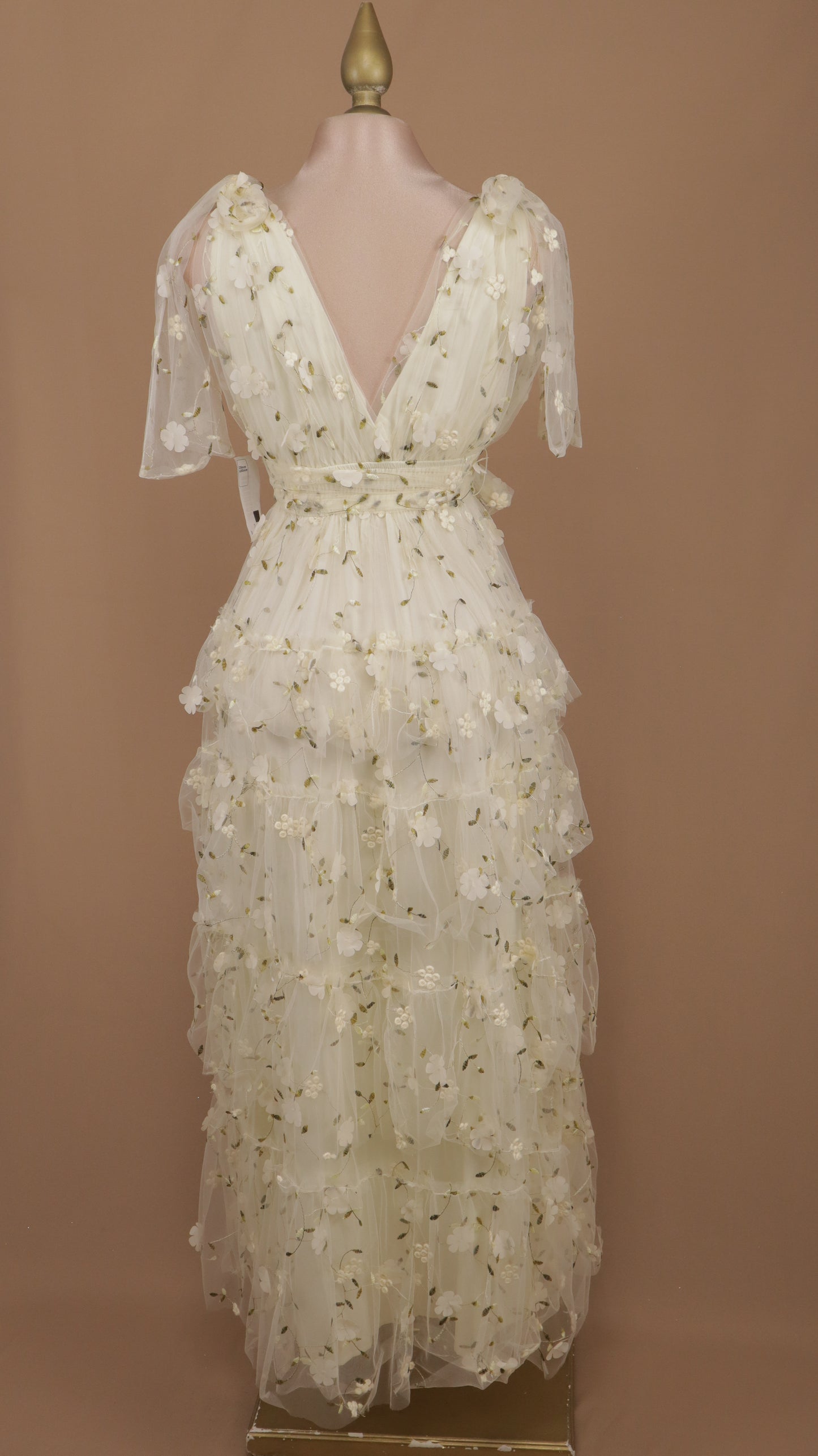 Vestido largo con olanes y bordado en tul