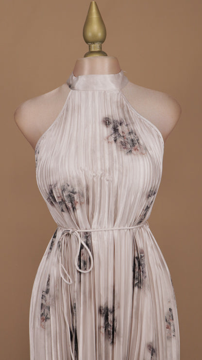 Vestido maxi halter plisado y estampado