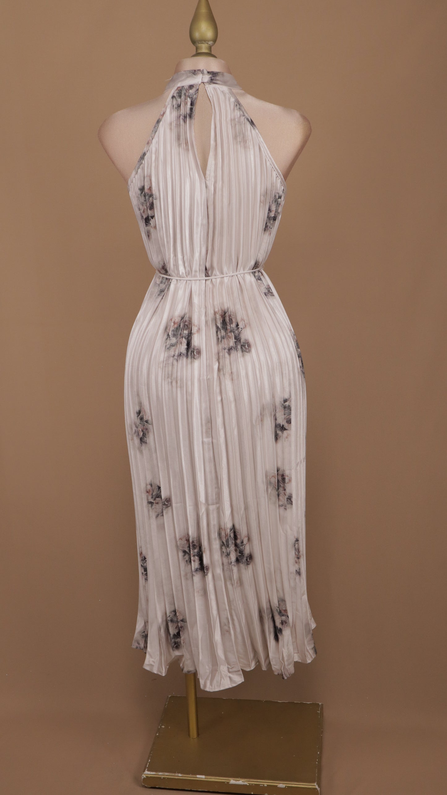 Vestido maxi halter plisado y estampado