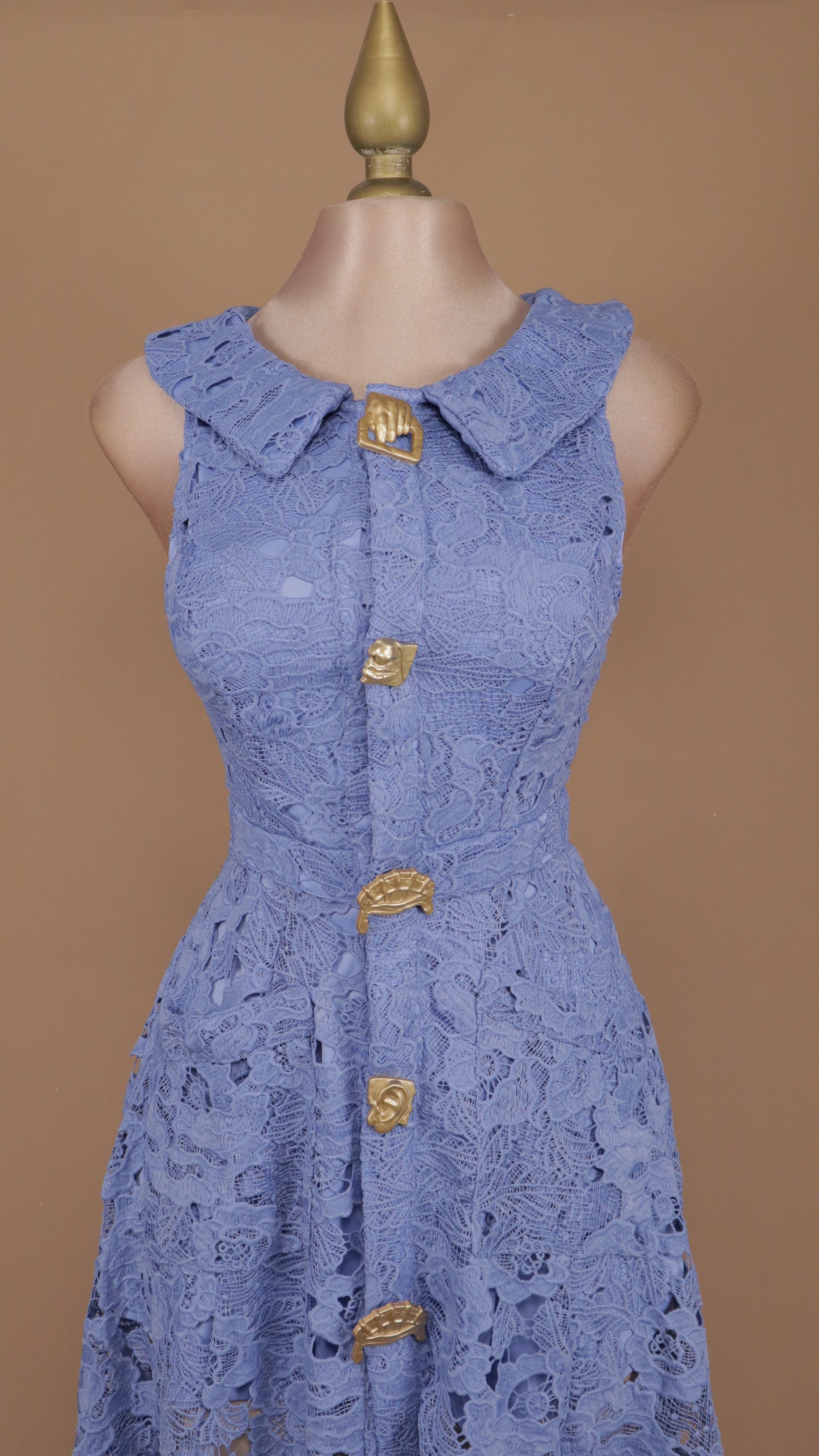 Vestido largo guipur con botones dorados