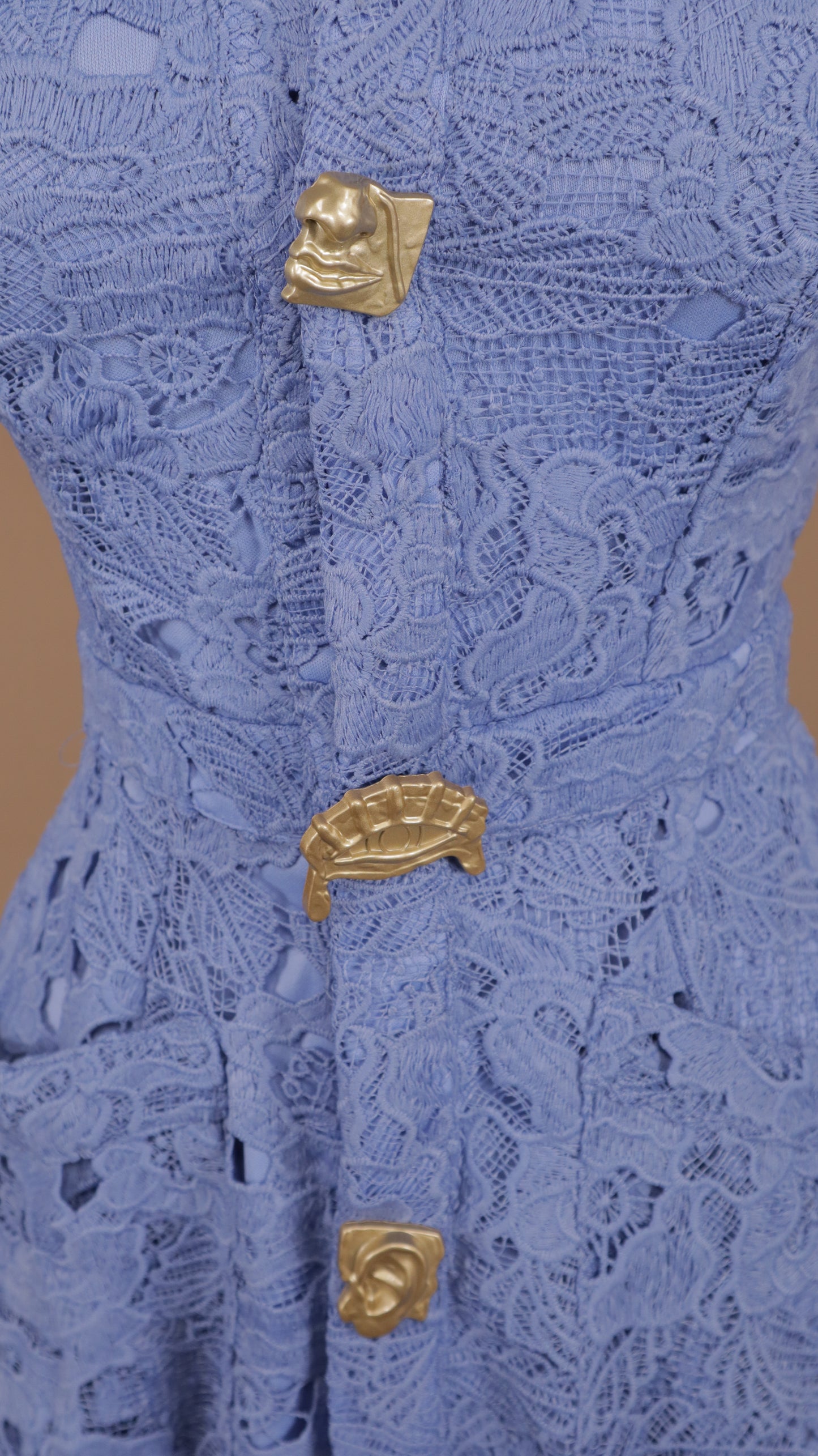 Vestido largo guipur con botones dorados