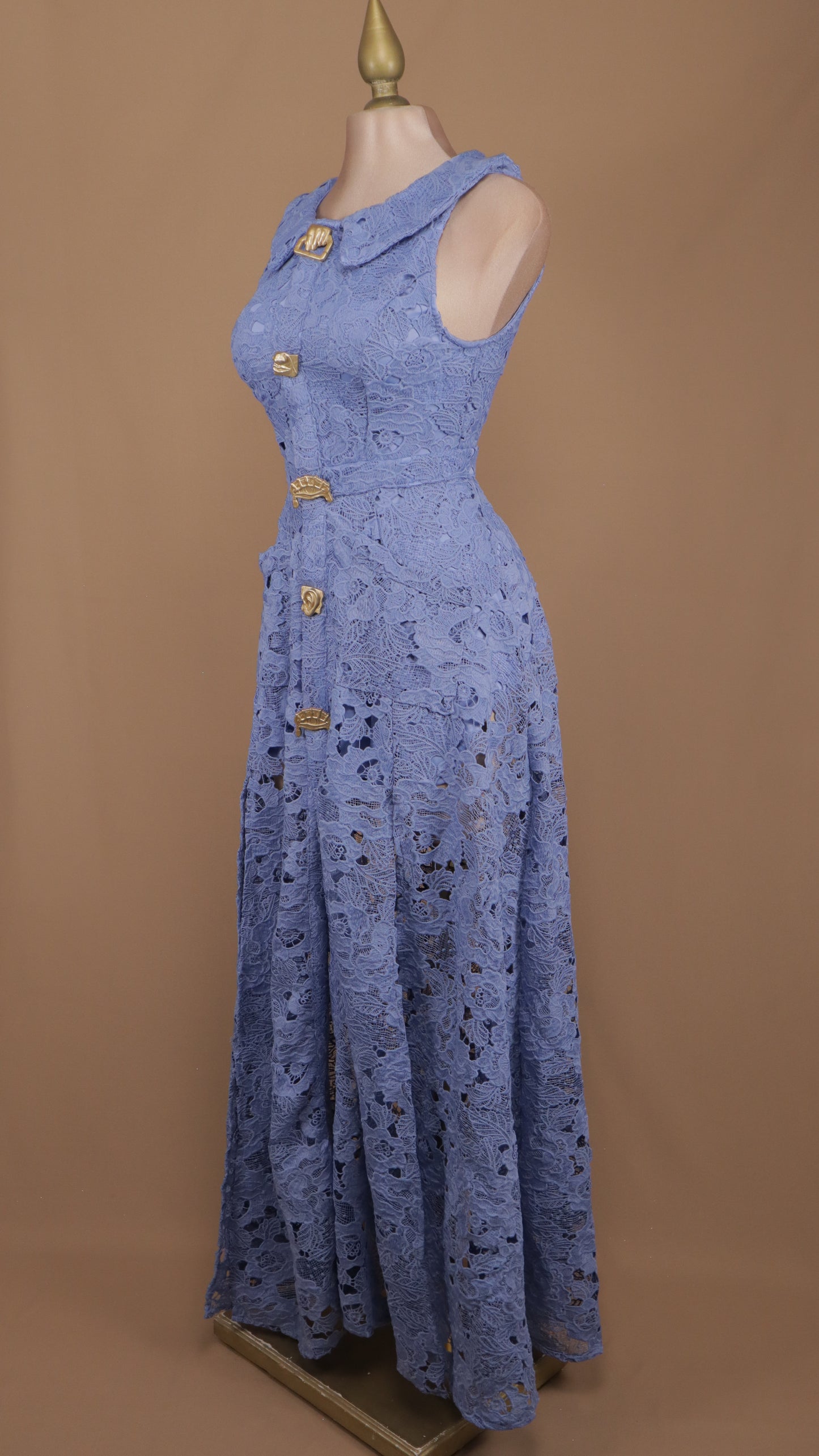 Vestido largo guipur con botones dorados