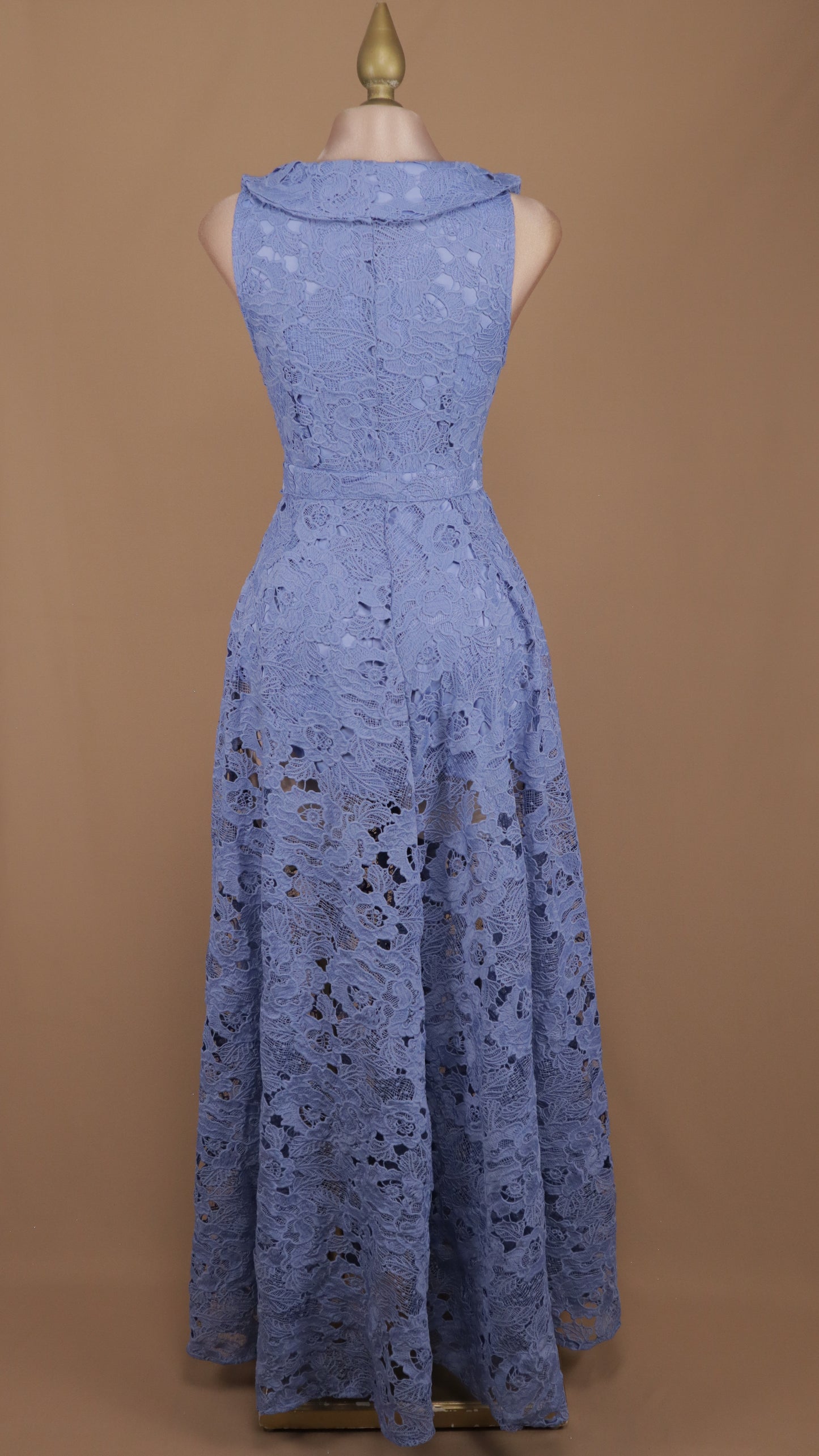 Vestido largo guipur con botones dorados
