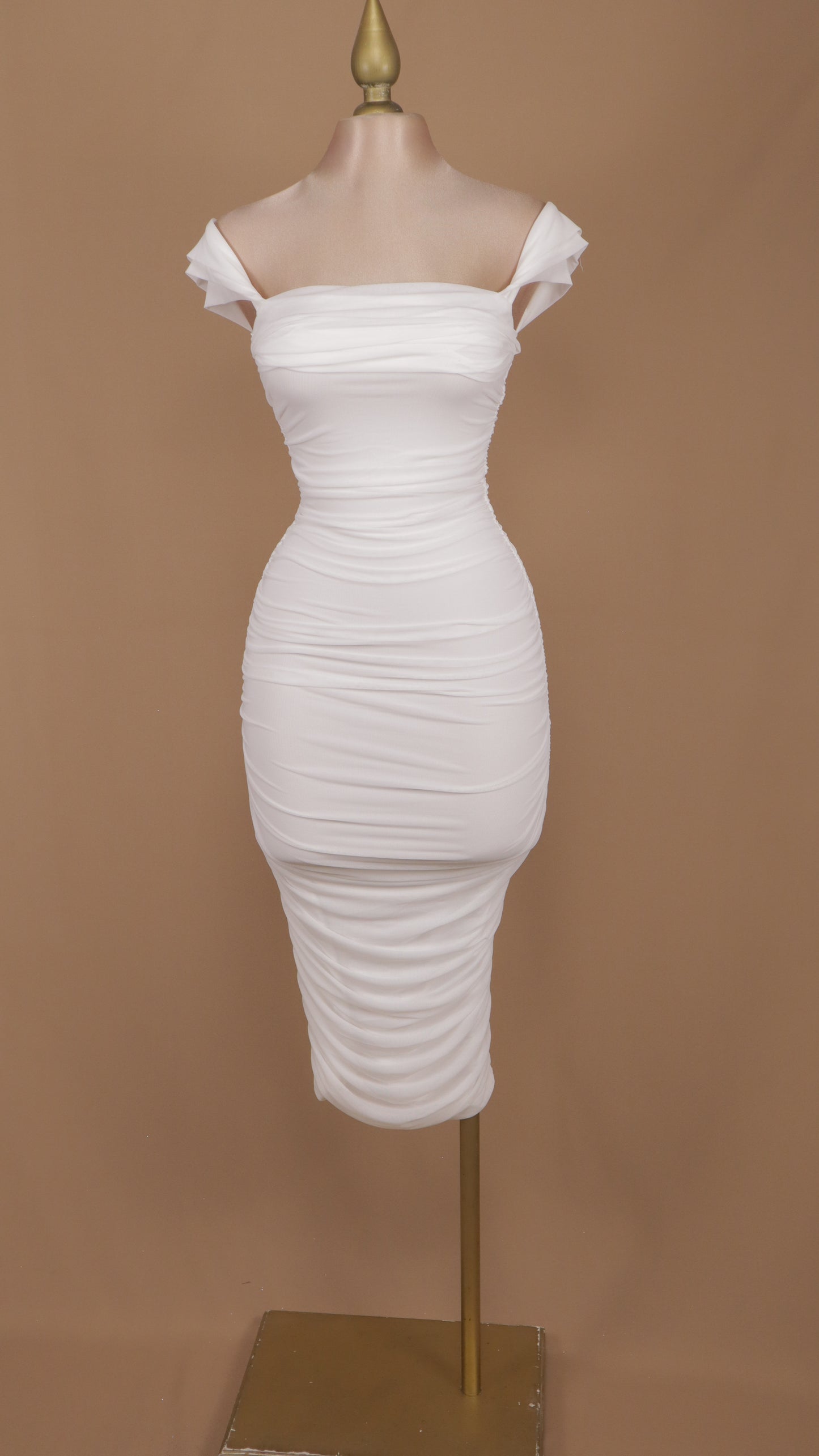 Vestido maxi al hombro con pliegues