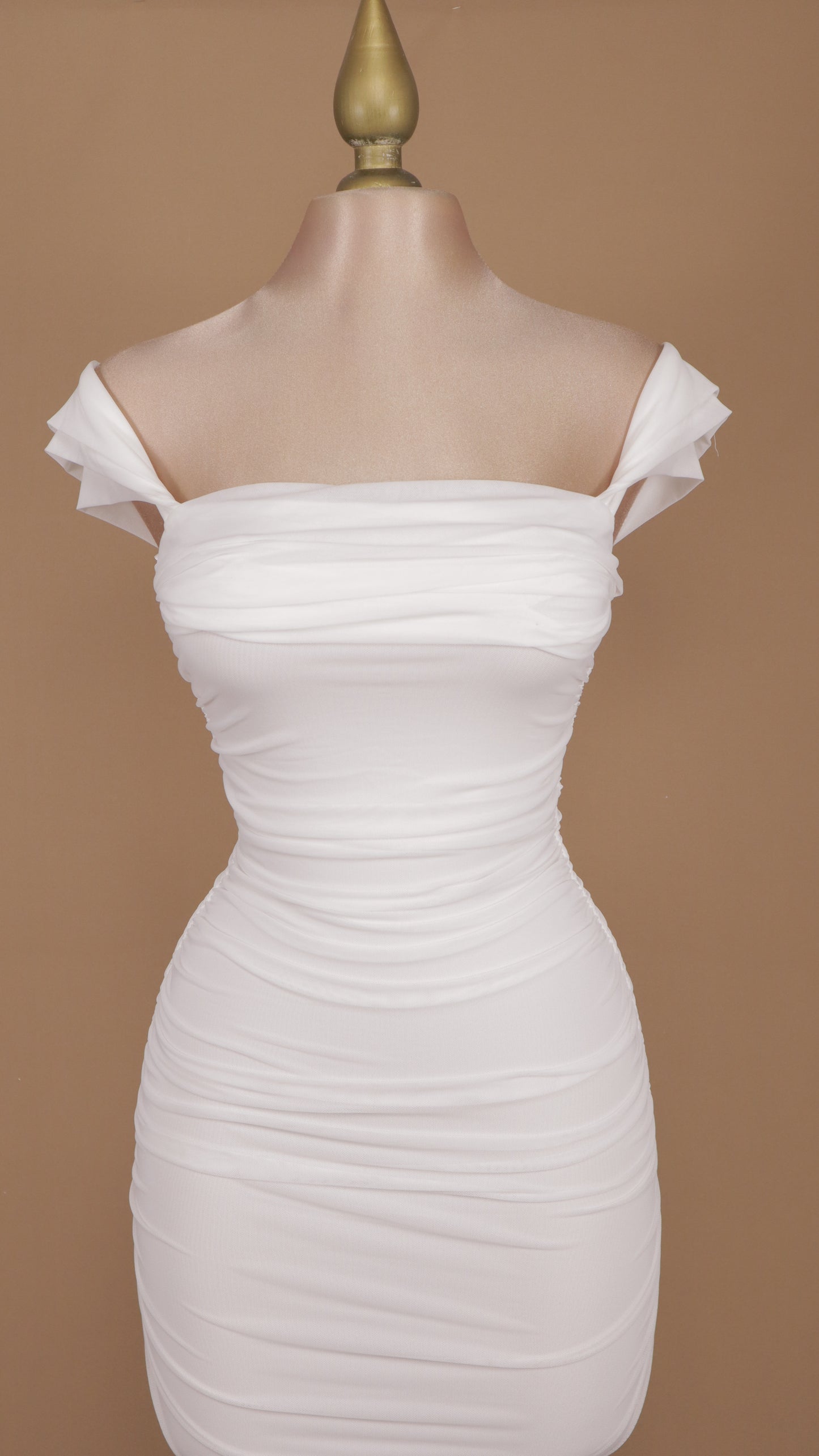 Vestido maxi al hombro con pliegues