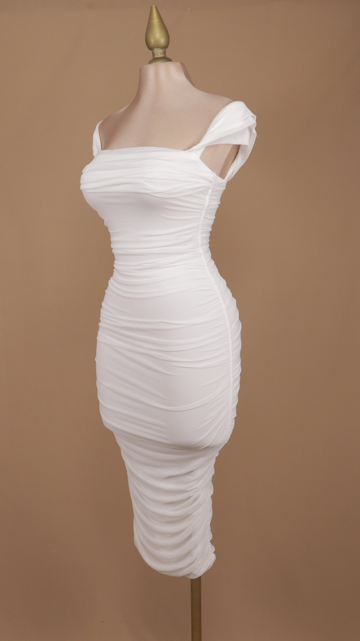 Vestido maxi al hombro con pliegues