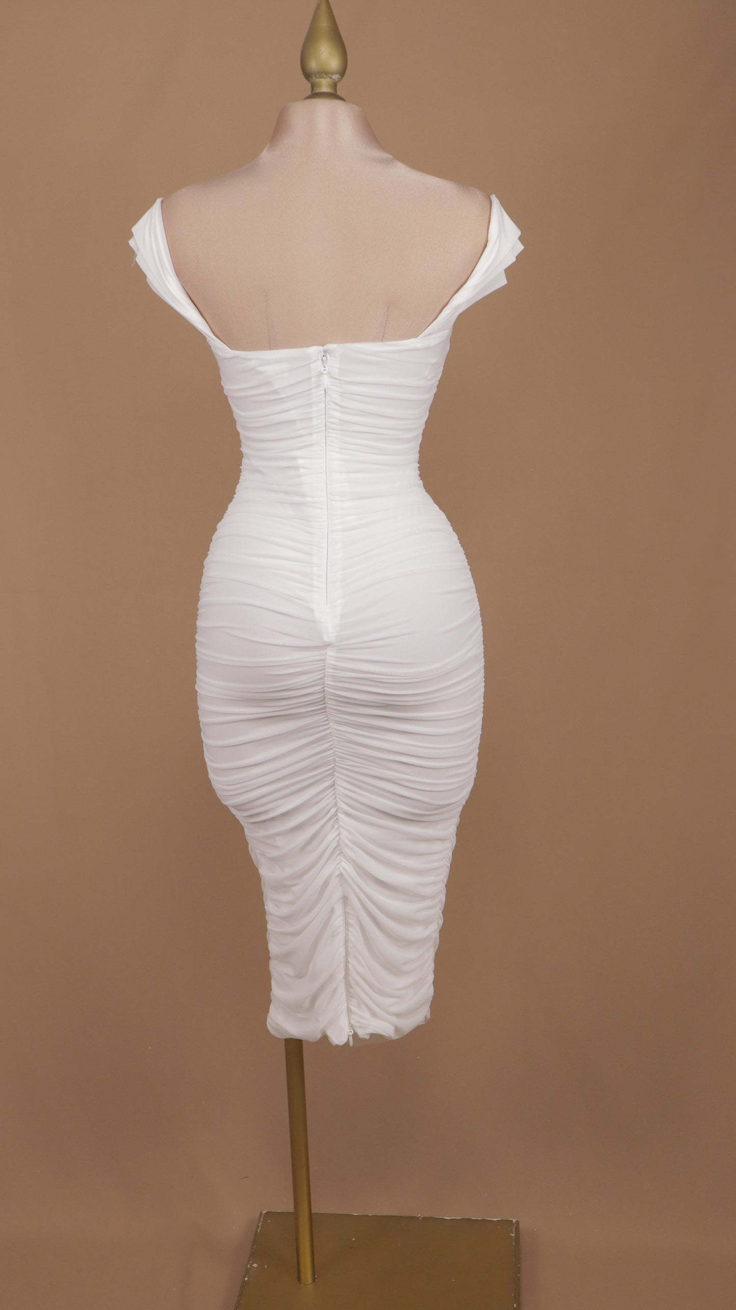 Vestido maxi al hombro con pliegues