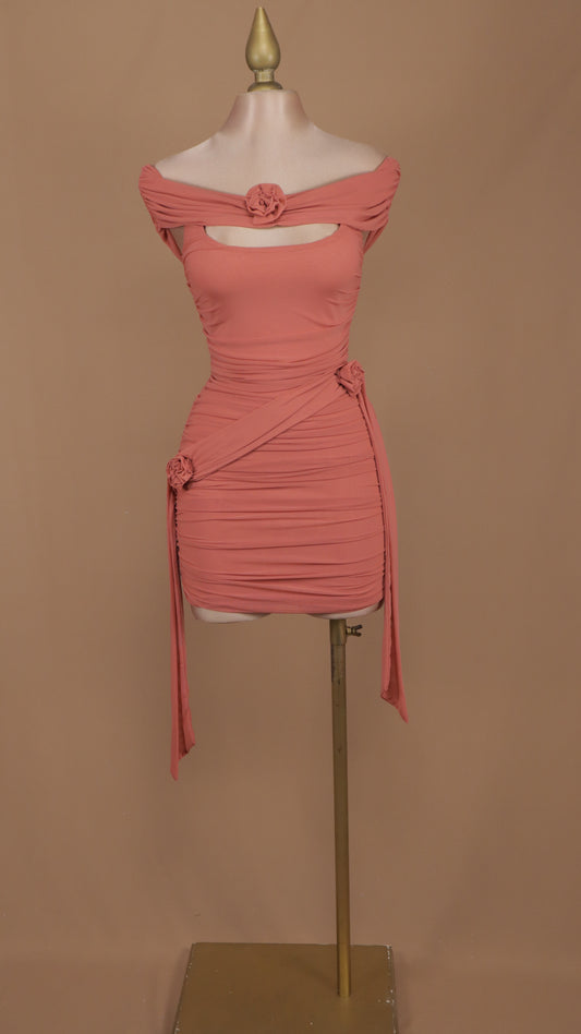 Vestido corto con pliegues y flores